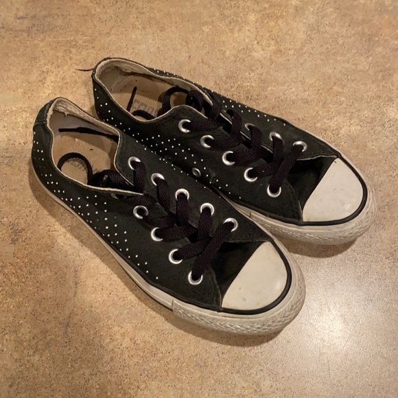 Converse Shoes - Women’s Converse shoes size 6